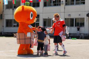 子供とふれ合うかぼまる
