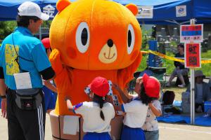 子供に囲まれるかぼまる