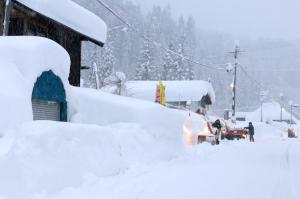 除雪車で雪かたしをしている写真